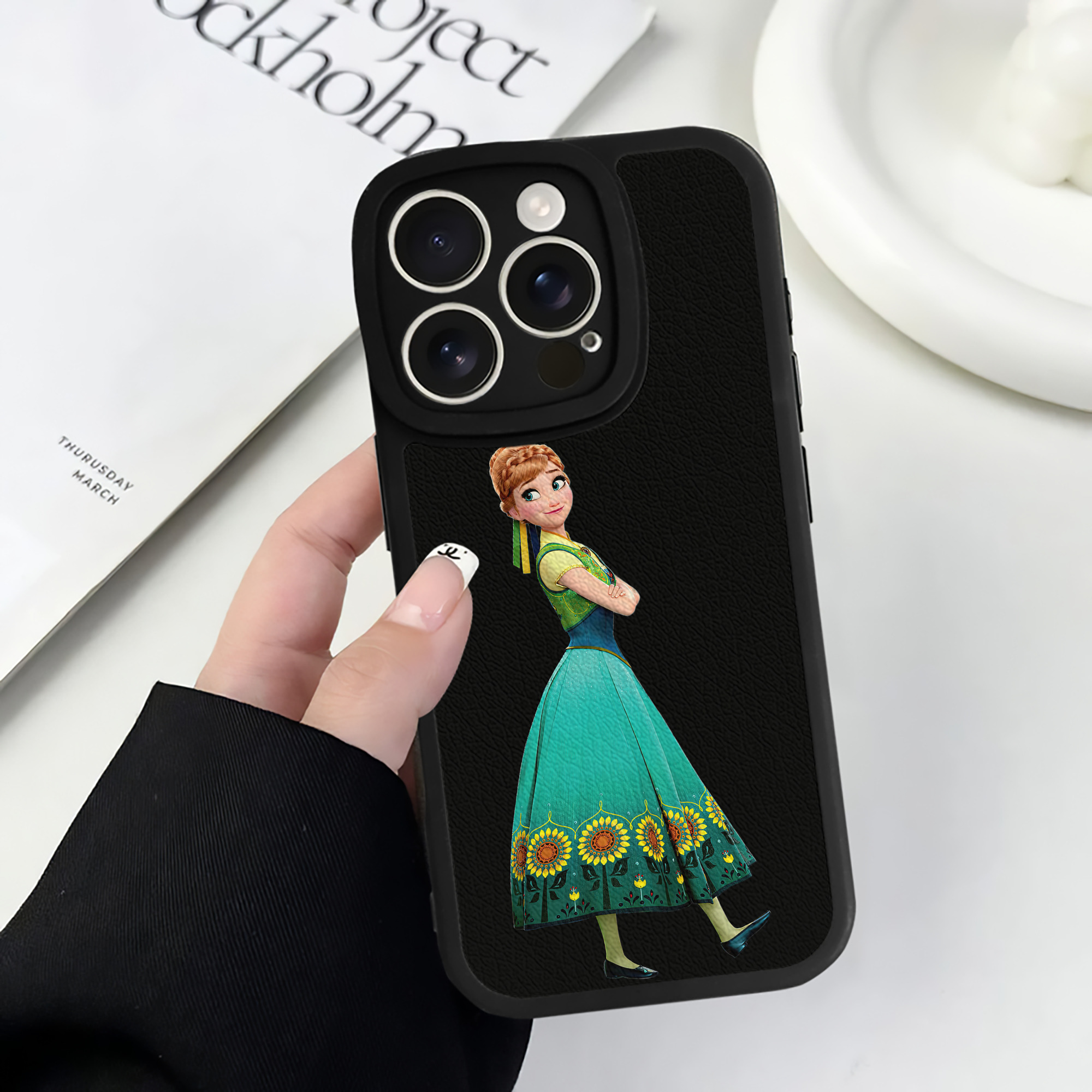 （画像用） アナと雪の女王 アンナ エルサ Frozen Anna Elsa 【iPhone 16シリーズ対応】シリコンスマホケース（レザー調） 材質：シリコン